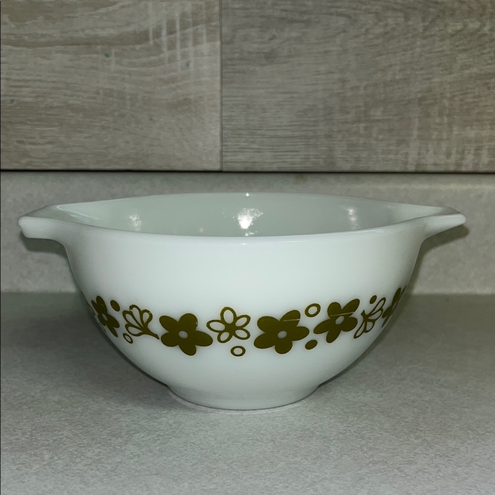 Vintage 441 Pyrex Cinderella bowl crazy daisy pattern